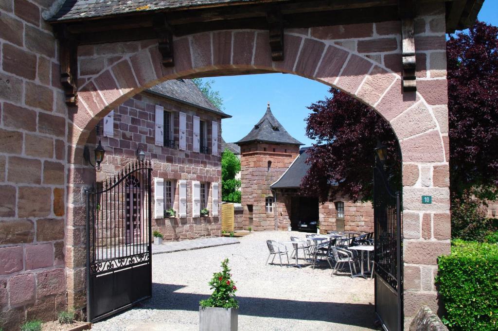 Hotel Restaurant Le St Julien Varetz Exterior photo