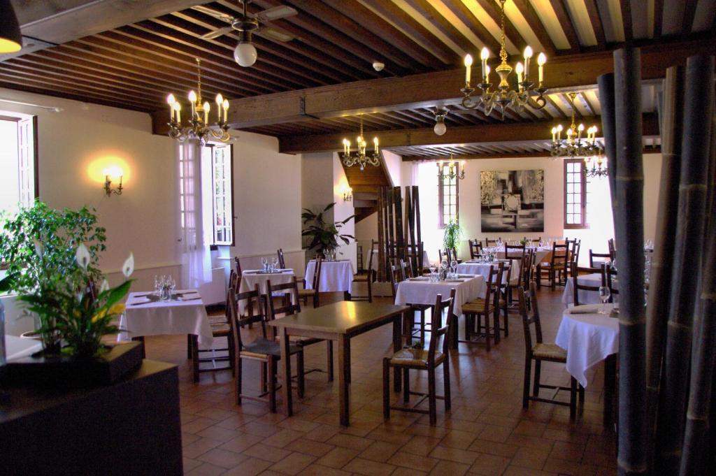 Hotel Restaurant Le St Julien Varetz Exterior photo