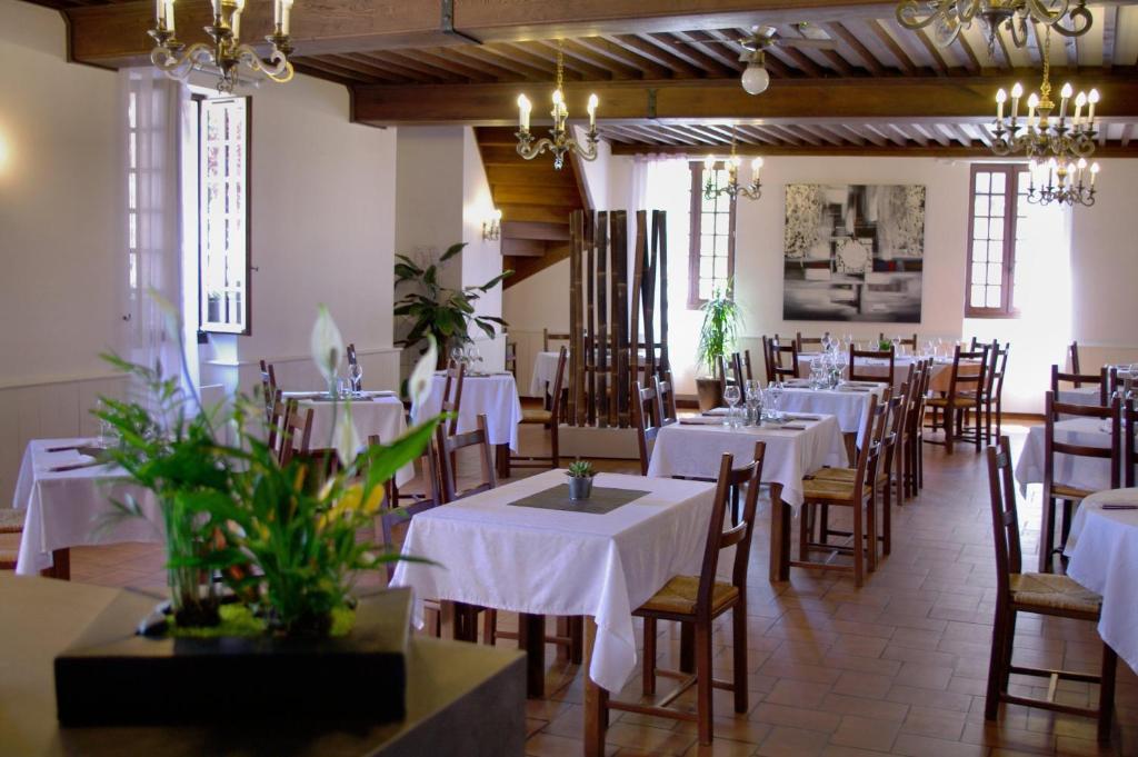 Hotel Restaurant Le St Julien Varetz Exterior photo