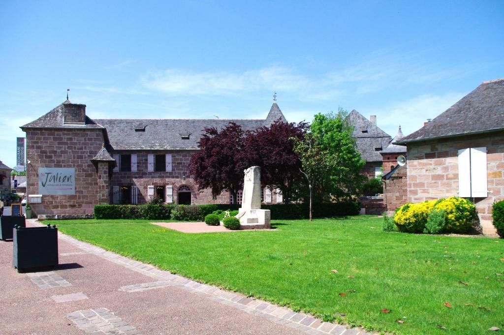 Hotel Restaurant Le St Julien Varetz Exterior photo