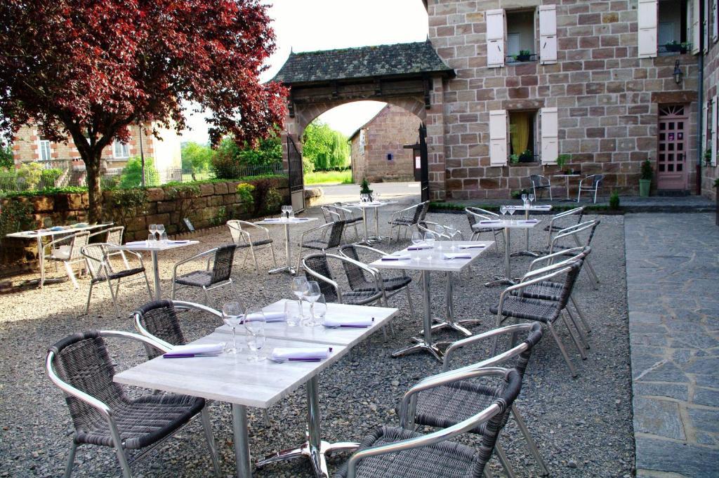 Hotel Restaurant Le St Julien Varetz Exterior photo